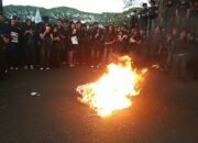 Ratusan Mahasiswa AMARAH Brawijaya Bakar Pocong di DPRD Kota Malang, Kritik Keras Nasib Petani
