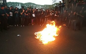 Ratusan Mahasiswa AMARAH Brawijaya Bakar Pocong di DPRD Kota Malang, Kritik Keras Nasib Petani
