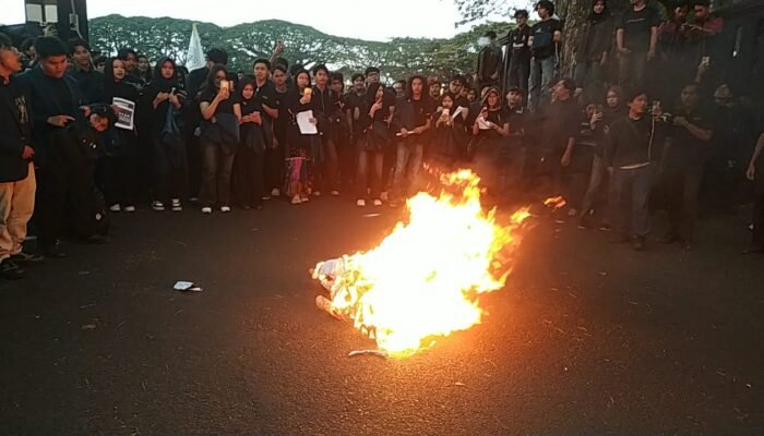 Ratusan Mahasiswa AMARAH Brawijaya Bakar Pocong di DPRD Kota Malang, Kritik Keras Nasib Petani