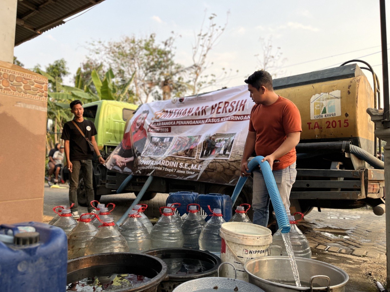Kekeringan Batasi Air Warga, Novita Hardini Salurkan Bantuan ke Trenggalek