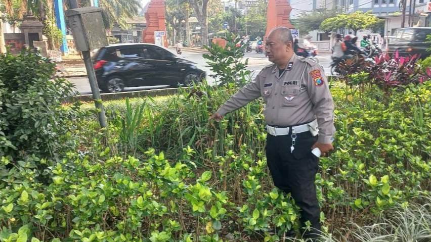 Oleng di Jalan Veteran, Pemotor Honda Beat Tewas Hantam Median Taman