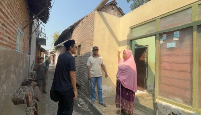 Gus Jazuk Turun Melihat Atap Rumah Warga Semambung yang Ambruk, Pastikan Bantuan BAZNAS Tepat Sasaran