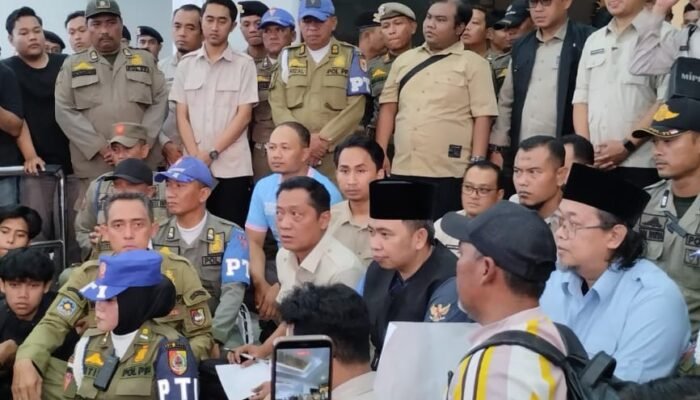 Buktikan Komitmen, Bupati Fawait Langsung Temui Demo Warga Tolak Alih Fungsi Lahan Hutan untuk Pembangunan Batalyon