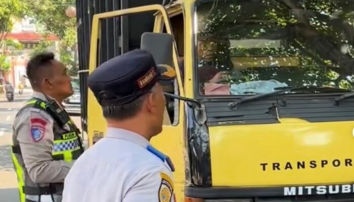 Dishub Jombang dan Satlantas Gelar Operasi Gabungan, Pelanggar Parkir hingga Angkutan Barang Ditindak
