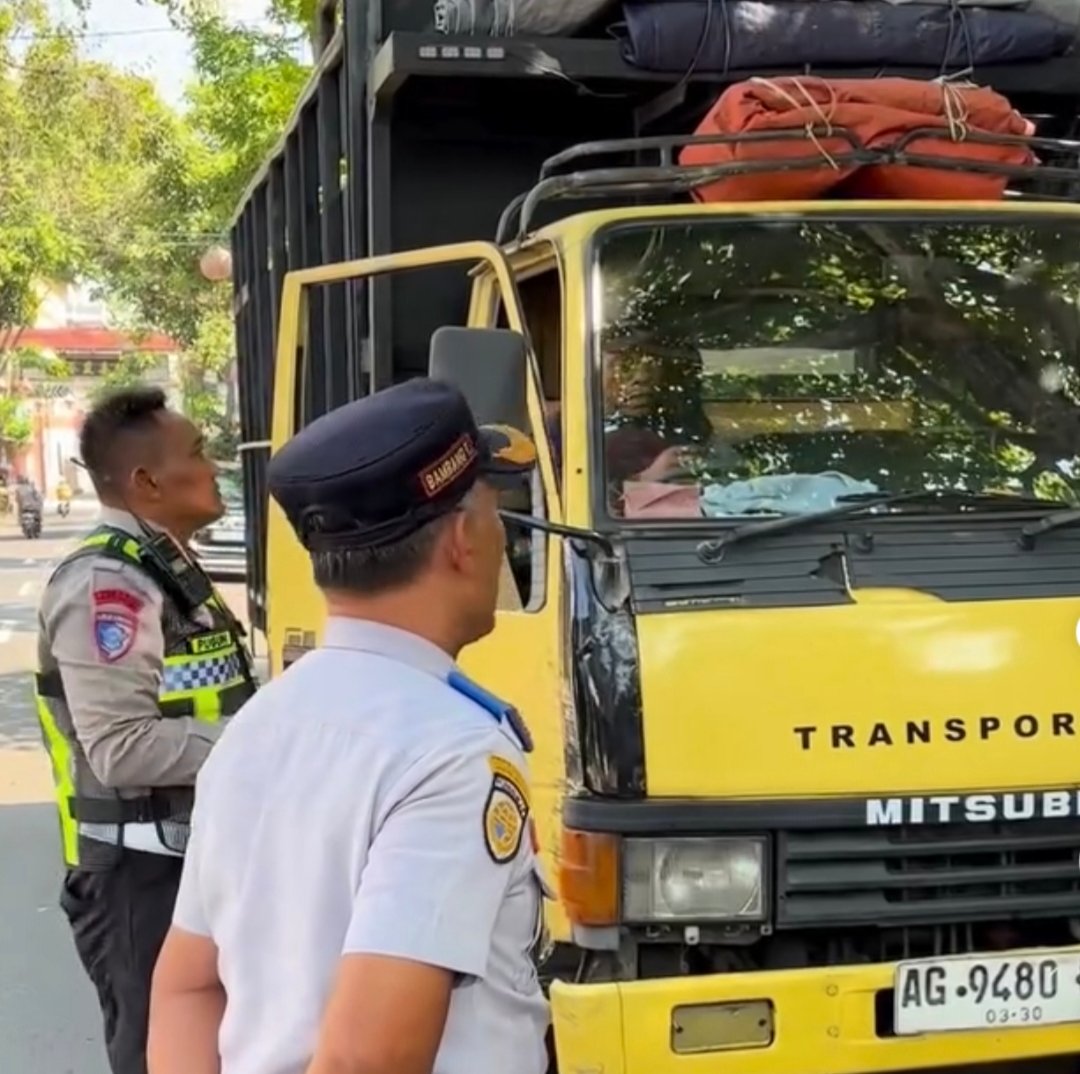 Dishub Jombang dan Satlantas Gelar Operasi Gabungan, Pelanggar Parkir hingga Angkutan Barang Ditindak