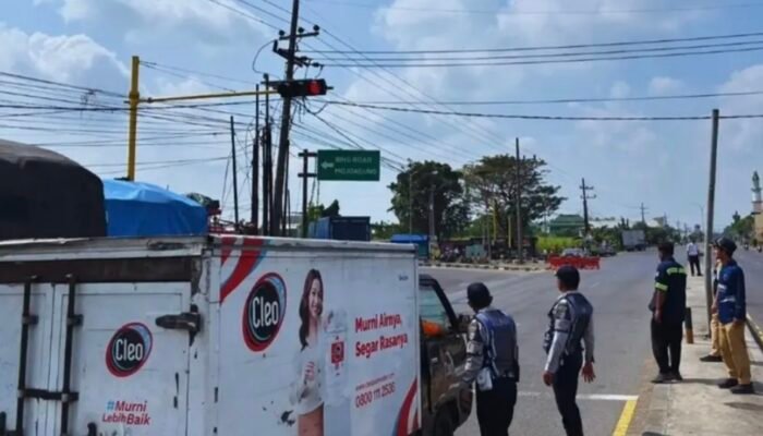 ​Tingkatkan Keselamatan Jalan, Dishub Jombang Uji Coba Lampu Merah dan Batasi Angkutan Barang di Ring Road Mojoagung