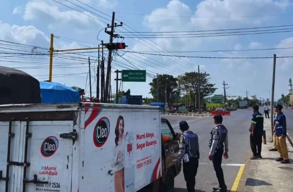 Tingkatkan Keselamatan Jalan, Dishub Jombang Uji Coba Lampu Merah dan Batasi Angkutan Barang di Ring Road Mojoagung