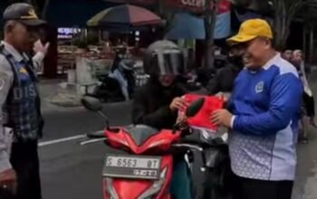 kobarkan Jiwa Nasionalisme, Dishub Jombang Tebar Ratusan Bendera di Jalan Protokol