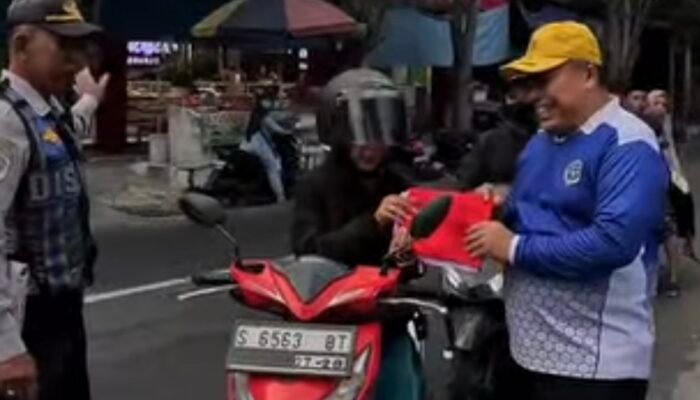 ​kobarkan Jiwa Nasionalisme, Dishub Jombang Tebar Ratusan Bendera di Jalan Protokol