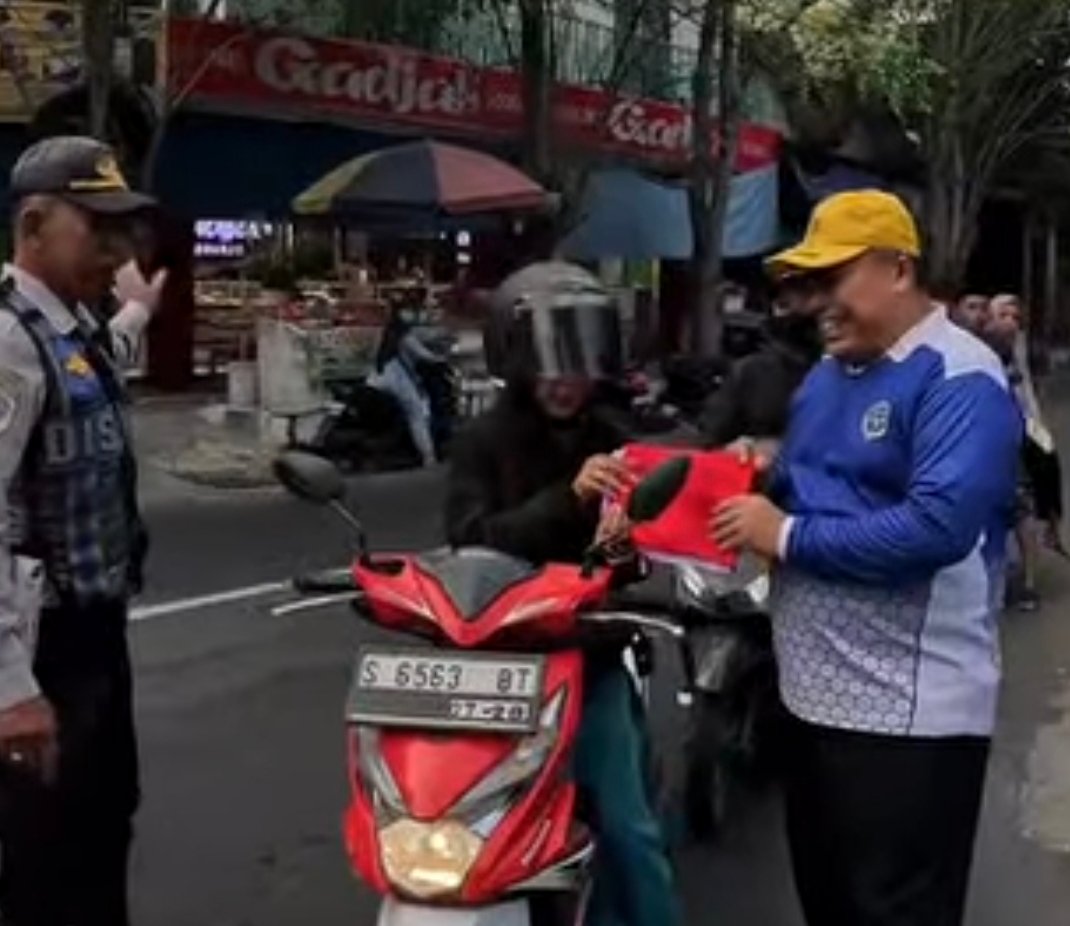 kobarkan Jiwa Nasionalisme, Dishub Jombang Tebar Ratusan Bendera di Jalan Protokol