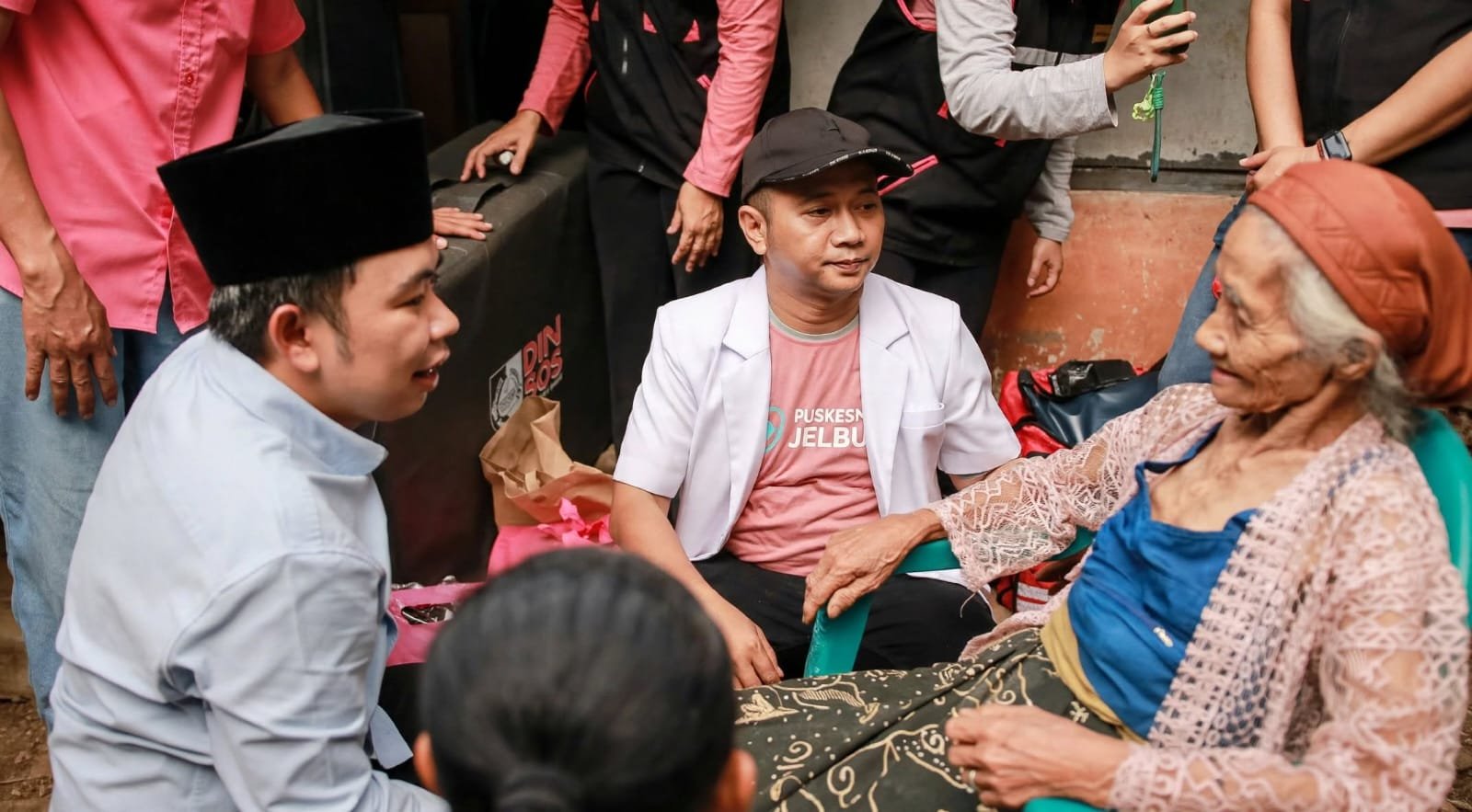 Bupati Fawait Blusukan Naik Motor Sambangi Dua Nenek Difabel yang Saling Jadi Mata dan Telinga di Pelosok Jember