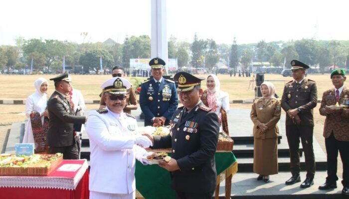 Tujuh Tumpeng untuk TNI, Danang Tekankan Satu Pesan: Jangan Berjalan Sendiri Hadapi Tantangan Keamanan
