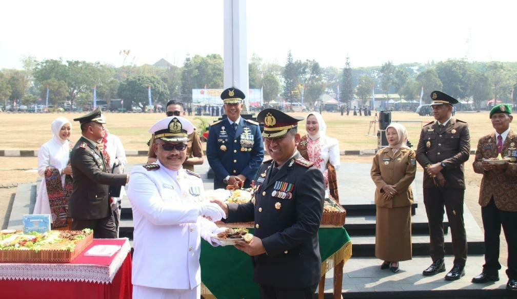 Tujuh Tumpeng untuk TNI, Danang Tekankan Satu Pesan: Jangan Berjalan Sendiri Hadapi Tantangan Keamanan