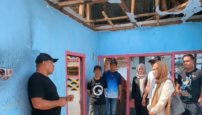 Rumah Warga Kepatihan Terbakar, Ketua DPD PSI Jember Datang Berikan Bantuan