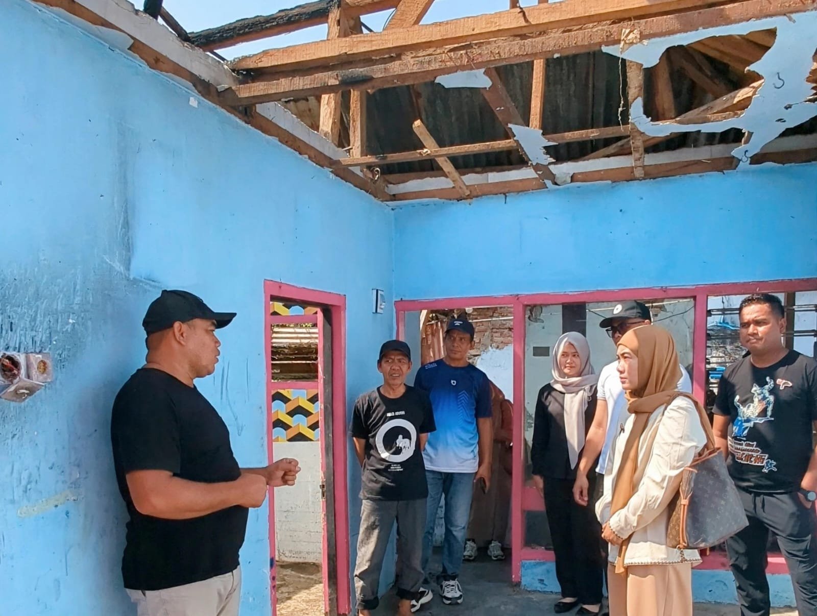 Rumah Warga Kepatihan Terbakar, Ketua DPD PSI Jember Datang Berikan Bantuan
