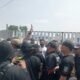 Bau Busuk dan Bising Dikeluhkan, Warga Jombang Geruduk Pabrik PT JPN