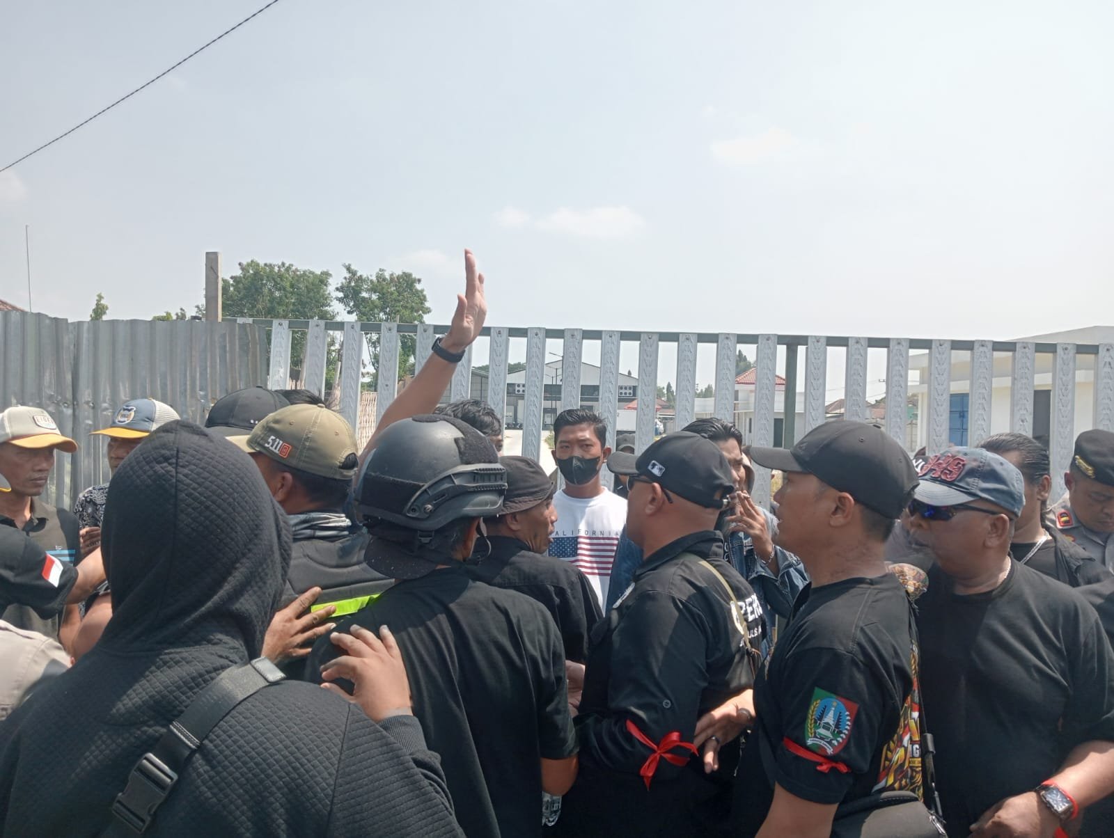 Bau Busuk dan Bising Dikeluhkan, Warga Jombang Geruduk Pabrik PT JPN