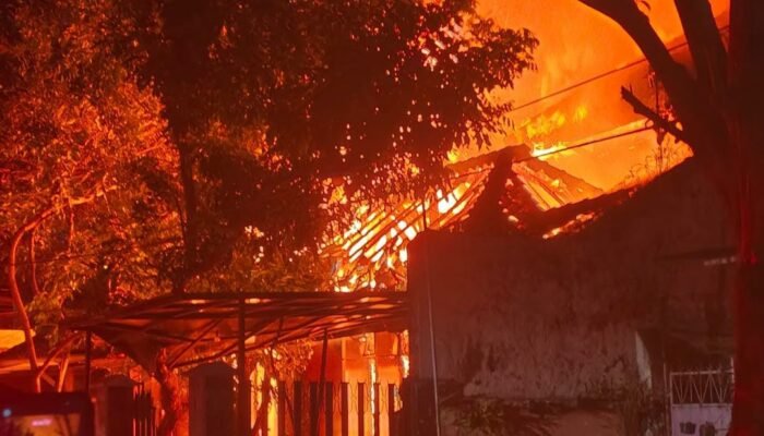 Nyalakan Lilin karena Listrik Diputus, Kelambu Kamar Terbakar dan Rumah Lansia Nyaris Ludes
