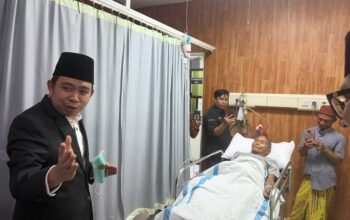 Meski Malam Hari, Bupati Fawait Sambangi Pasien Penderita Penyakit Kronis, Awalnya Menolak Dirujuk Akhirnya Mau Dirawat di RS
