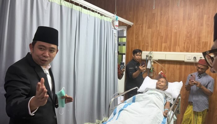 Meski Malam Hari, Bupati Fawait Sambangi Pasien Penderita Penyakit Kronis, Awalnya Menolak Dirujuk Akhirnya Mau Dirawat di RS
