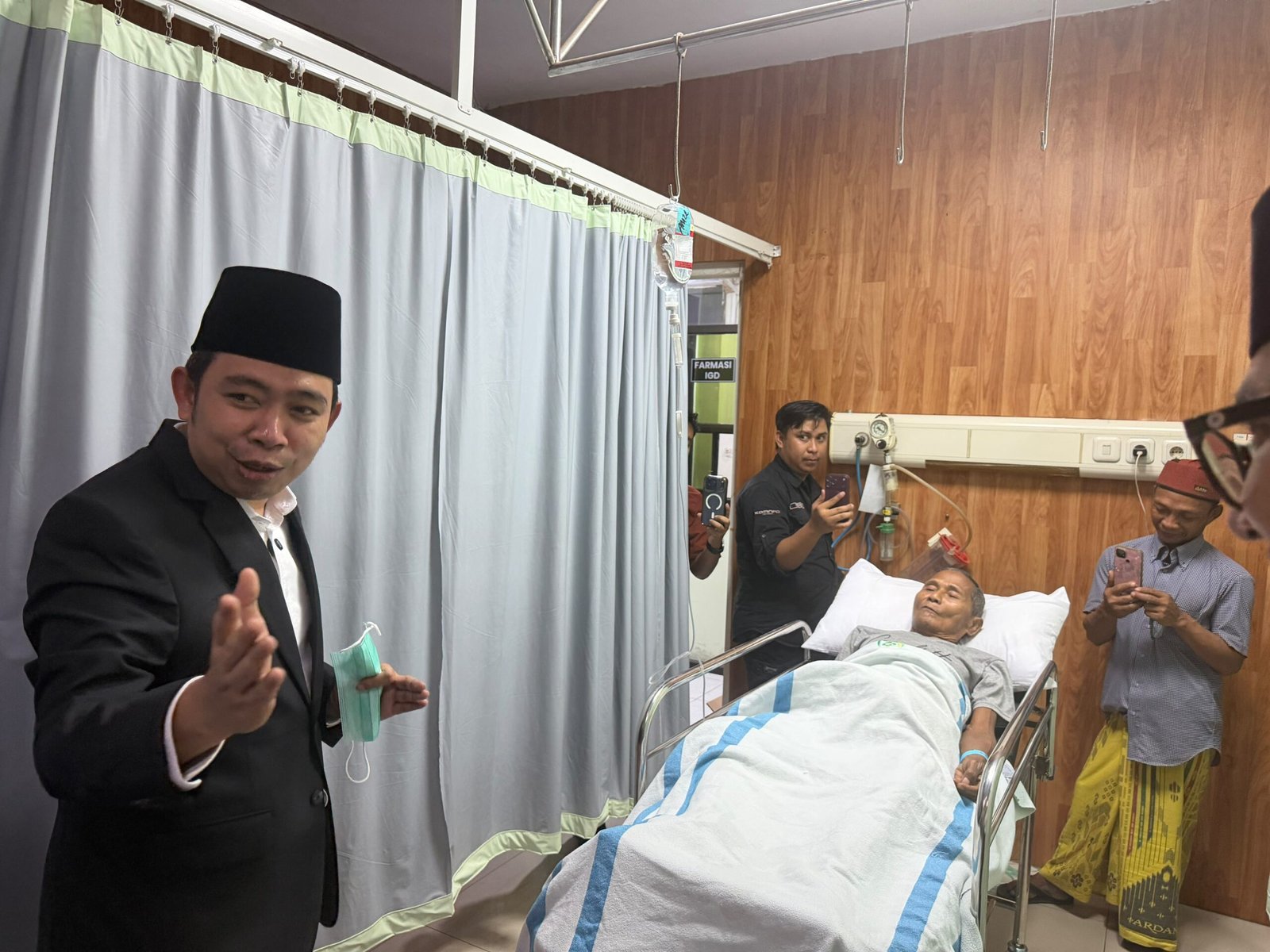 Meski Malam Hari, Bupati Fawait Sambangi Pasien Penderita Penyakit Kronis, Awalnya Menolak Dirujuk Akhirnya Mau Dirawat di RS