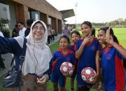 Latihan Sepak Bola Gratis untuk Siswi SD, Komisi X Dorong Regenerasi Atlet Putri