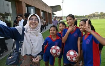 Latihan Sepak Bola Gratis untuk Siswi SD, Komisi X Dorong Regenerasi Atlet Putri