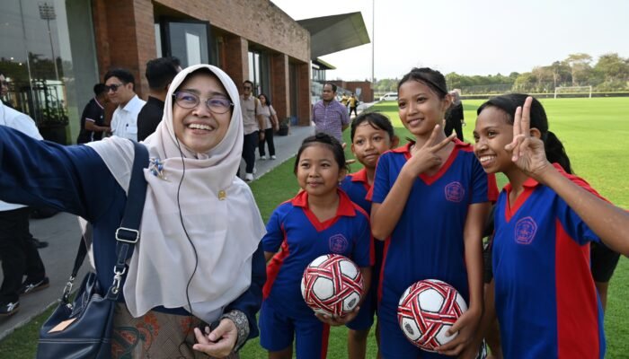 Latihan Sepak Bola Gratis untuk Siswi SD, Komisi X Dorong Regenerasi Atlet Putri