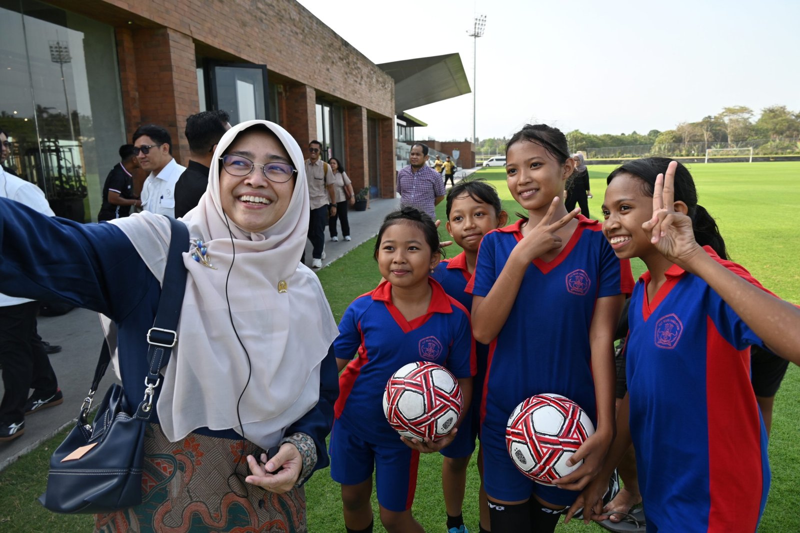 Latihan Sepak Bola Gratis untuk Siswi SD, Komisi X Dorong Regenerasi Atlet Putri