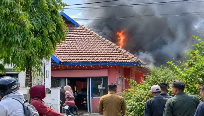Kardus Tiba-Tiba Terbakar, Api Lahap Toko Buket dan Aksesoris di Turen hingga Rugi Rp500 Juta