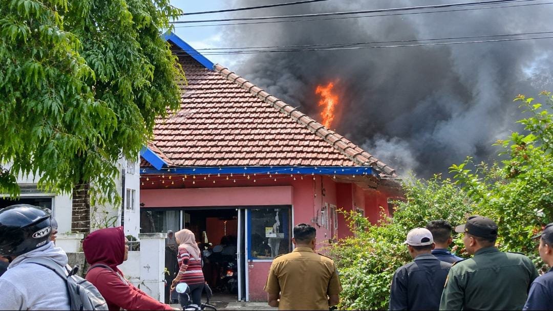 Kardus Tiba-Tiba Terbakar, Api Lahap Toko Buket dan Aksesoris di Turen hingga Rugi Rp500 Juta
