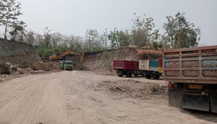 Tanah Perusahaan Properti Digali untuk Uruk Jalan di Jombang, Bagaimana Izinnya?