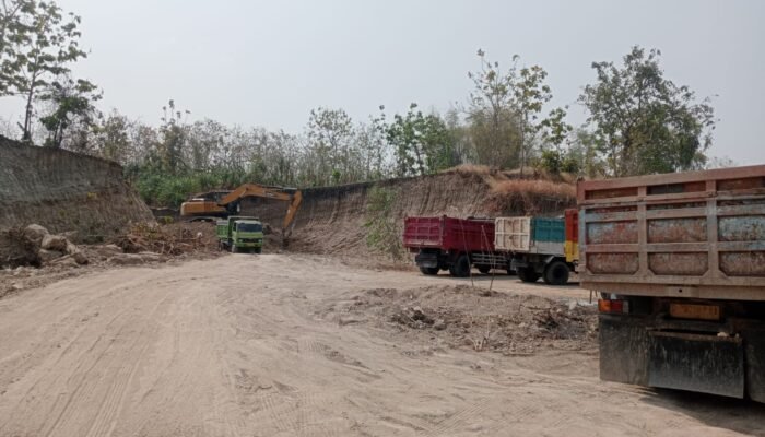 Ada Alat Berat dan Truk Antre di Galian Tanah Kudu, DPRD Jombang Soroti Perizinan