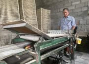 Berawal dari Utang Rp 1 Juta, Usaha Kerupuk Pasir Warga Jombang Kini Tembus Pasar Papua