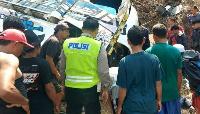 Truk Sound System Diduga Rem Blong di Sumawe, Tabrak Motor hingga Satu Penumpang Tewas