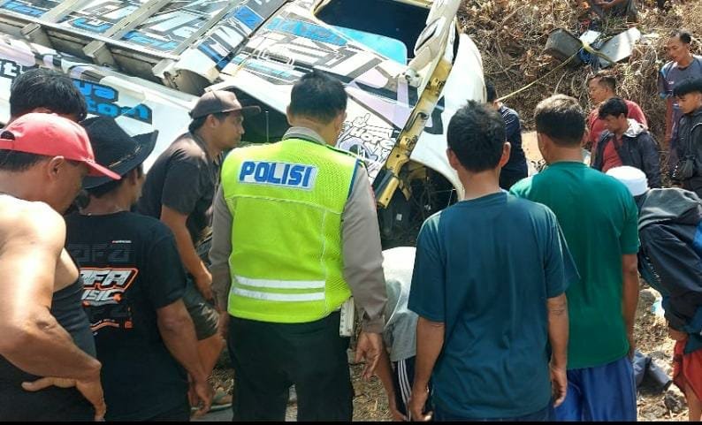 Truk Sound System Diduga Rem Blong di Sumawe, Tabrak Motor hingga Satu Penumpang Tewas