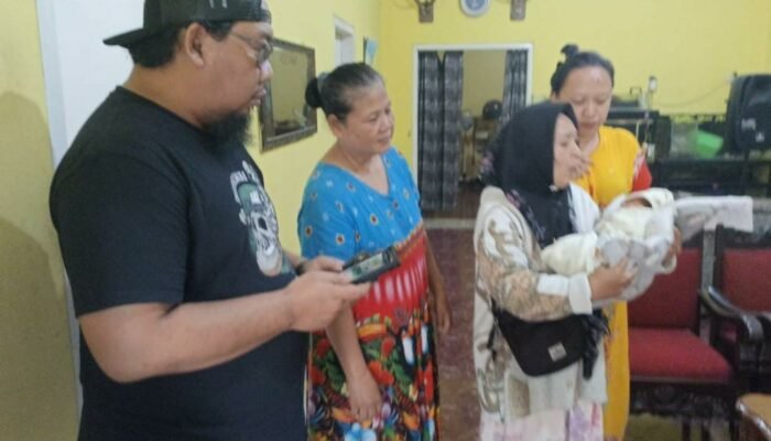 Geger Bayi Perempuan Ditemukan Menangis dalam Kardus Mi Instan di Sukun, Polisi Buru Orang Tuanya