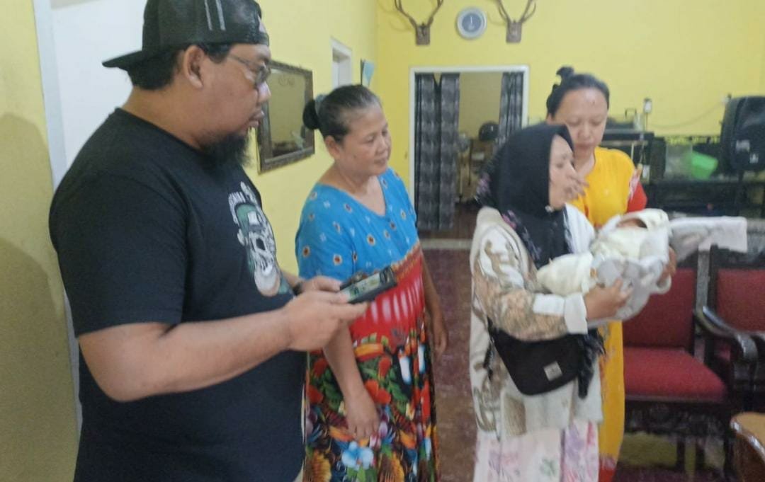 Geger Bayi Perempuan Ditemukan Menangis dalam Kardus Mi Instan di Sukun, Polisi Buru Orang Tuanya