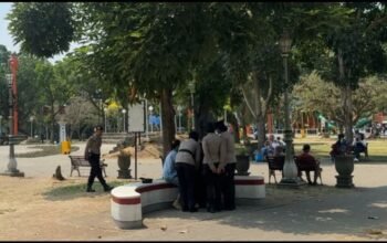 Tertekan Masalah Keluarga, Perempuan 19 Tahun Nyaris Lukai Diri di Alun-Alun Malang