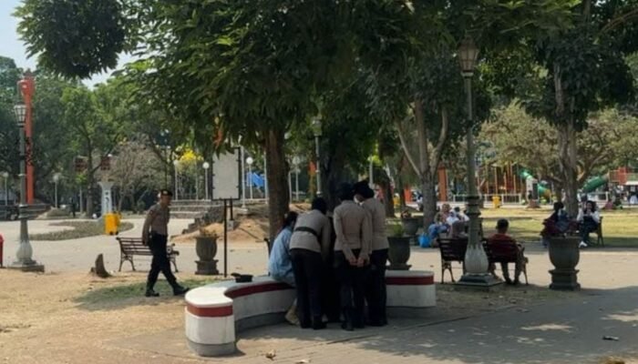 Tertekan Masalah Keluarga, Perempuan 19 Tahun Nyaris Lukai Diri di Alun-Alun Malang