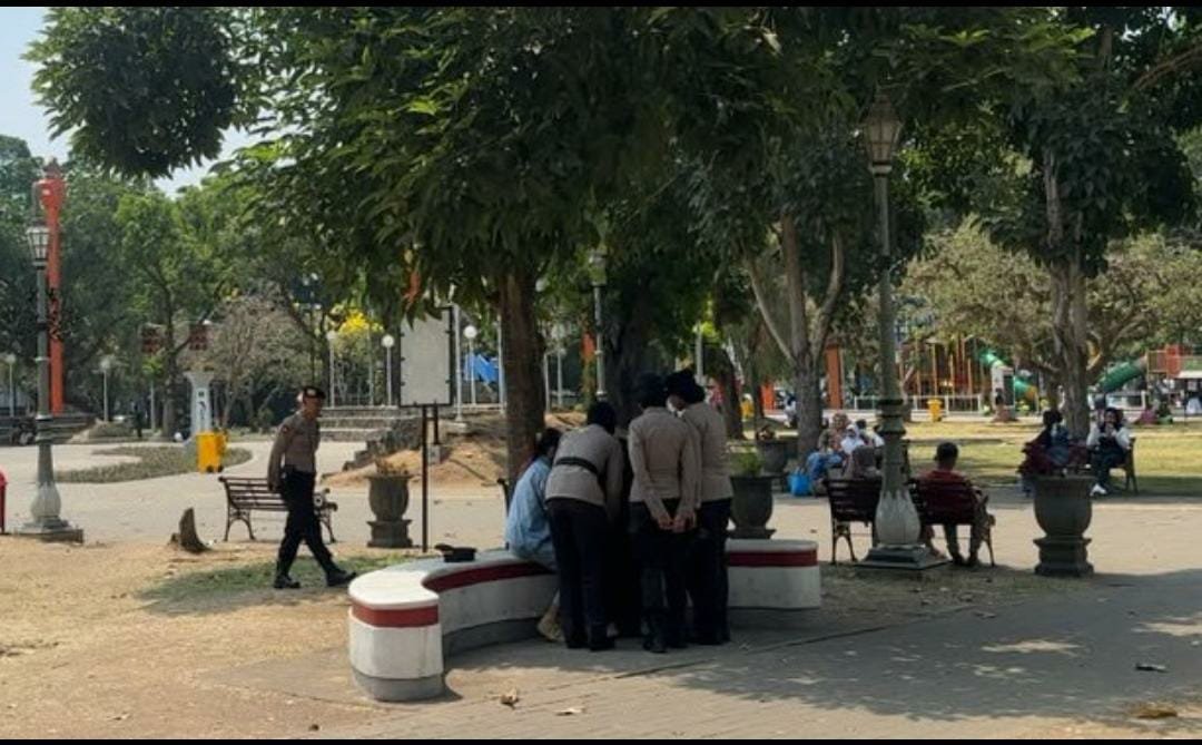 Tertekan Masalah Keluarga, Perempuan 19 Tahun Nyaris Lukai Diri di Alun-Alun Malang