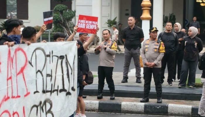 Aksi Damai di Depan DPRD hingga Balai Kota, Kapolresta Malang Sampaikan Permohonan Maaf