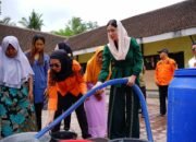 Saat Air Tak Mudah Didapat, Novita Hardini Salurkan 4.000 Liter ke Desa Sengon