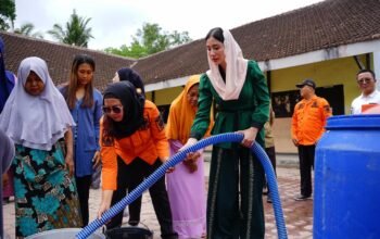 Saat Air Tak Mudah Didapat, Novita Hardini Salurkan 4.000 Liter ke Desa Sengon