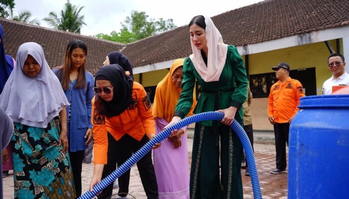 Saat Air Tak Mudah Didapat, Novita Hardini Salurkan 4.000 Liter ke Desa Sengon
