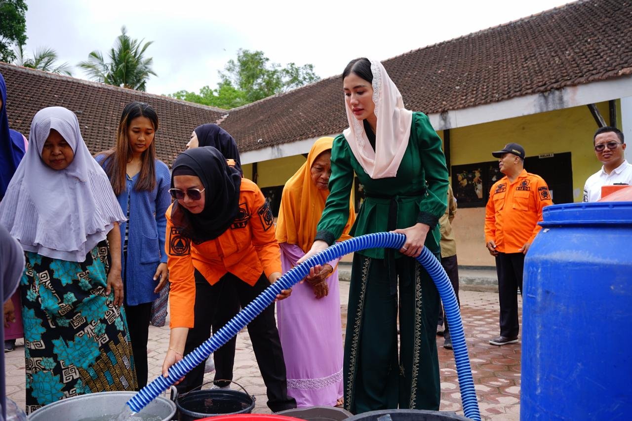 Saat Air Tak Mudah Didapat, Novita Hardini Salurkan 4.000 Liter ke Desa Sengon