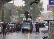 Hujan Tak Surutkan Langkah Massa Aksi di Jember, 18 Tuntutan Disuarakan di Depan Gedung DPRD