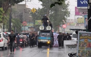 Hujan Tak Surutkan Langkah Massa Aksi di Jember, 18 Tuntutan Disuarakan di Depan Gedung DPRD