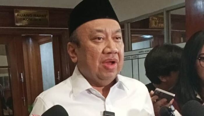 Tunjangan Sertifikasi Guru Tertunda Tiga Bulan, Lalu Hadrian Desak Menkeu Cairkan dalam Sepekan